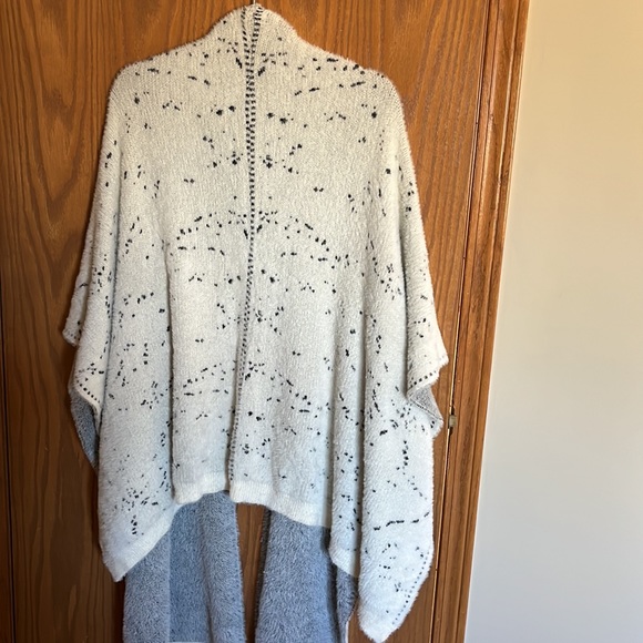 Roffe Accessoriea. Gorgeous soft shawl. One size.  White and black. - Picture 3 of 3